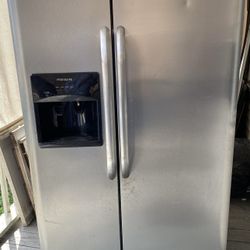 Frigidaire Refrigerator Freezer With Ice & Water Dispenser Working Model: FFHS2611PF0