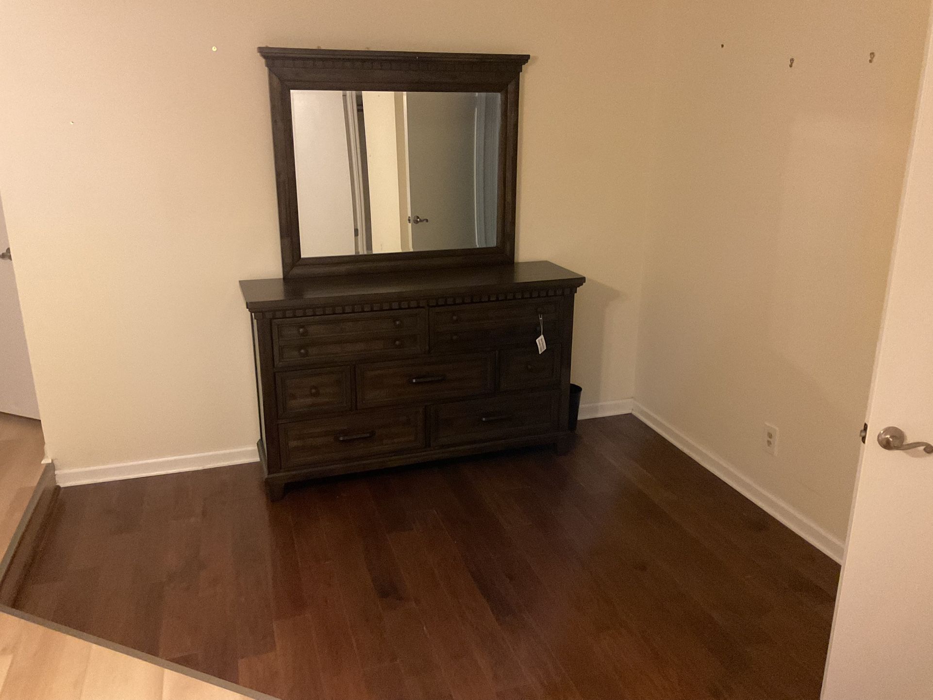Dresser With Mirror