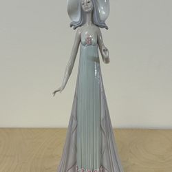 LLADRO "THE DEBUTANTE" #1431  VINTAGE PORCELAIN FIGURINE STATUE