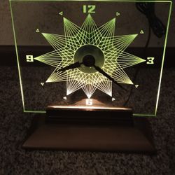 Vintage Beautiful Master crafter Clock - works well lights up see our other great vintage art antiques jewelry sports collectibles now posted.