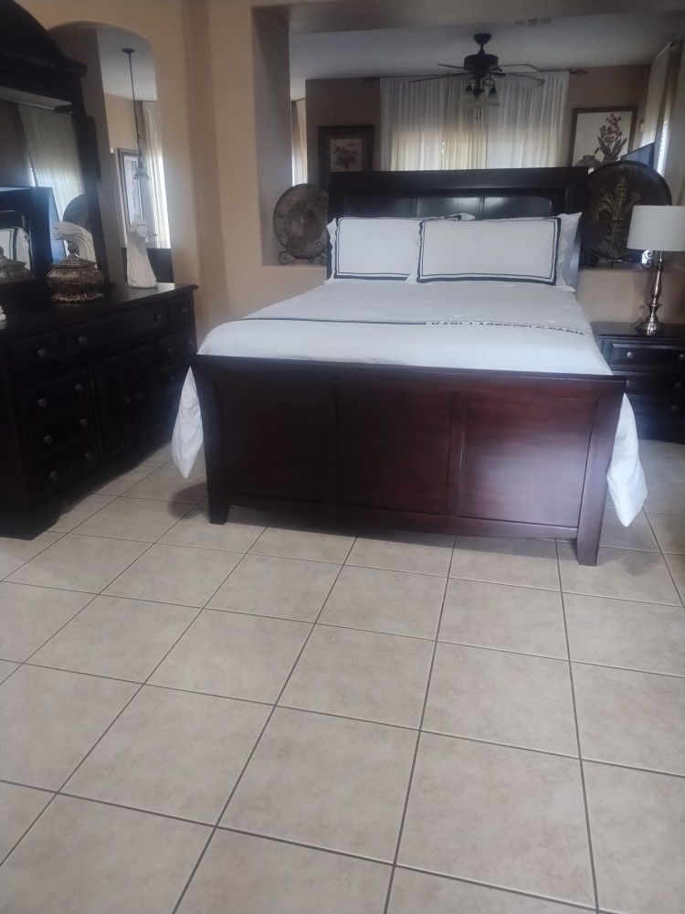 Queen Size Bedroom Set (Mattress Not Included)