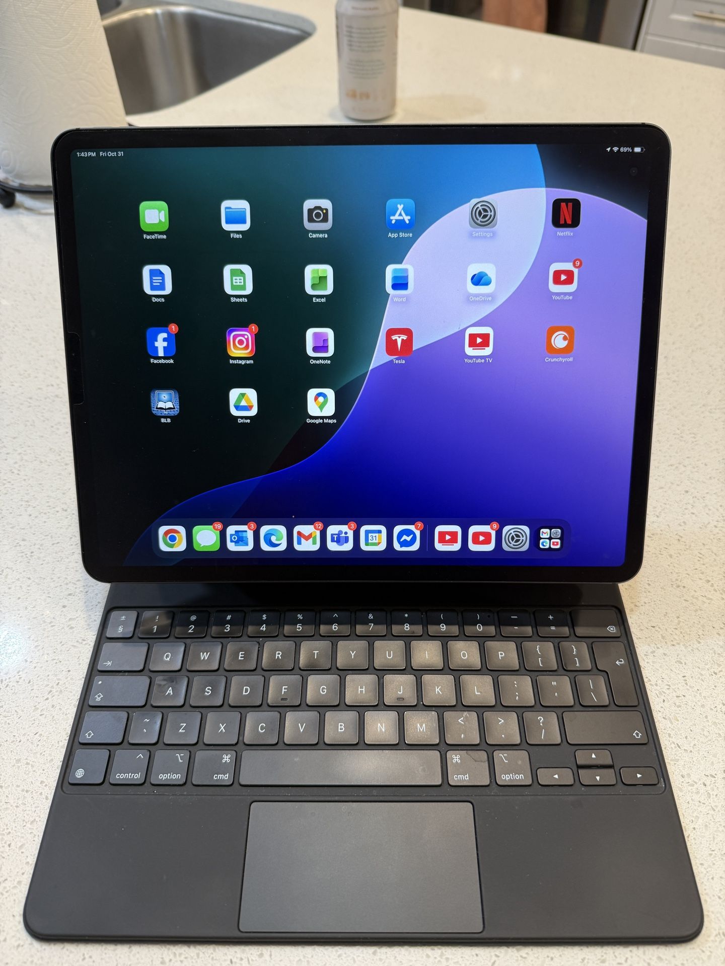 iPad Pro 12.9 128 gb Space Gray w Magic Keyboard