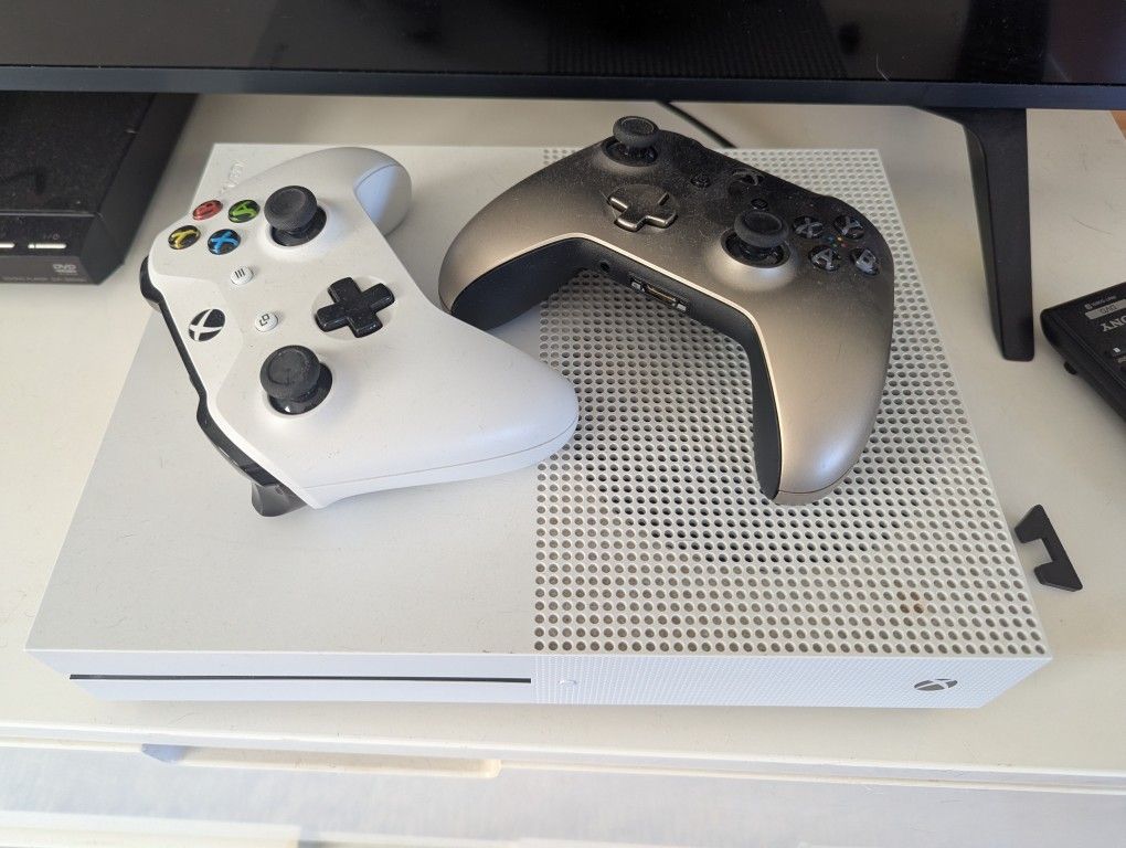 Xbox One plus two controllers