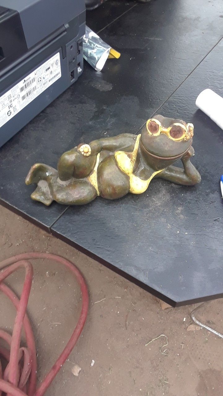 Frog garden statue