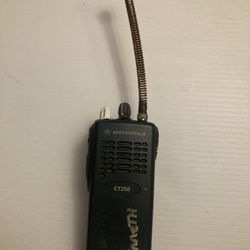 MOTOROLA CT250 AAH34SDC9AA1AN 450-512 MHz UHF 4W 16CH TWO WAY RADIO Walkie talkie. It comes as pictured. I don’t know much about it. I haven’t tested 