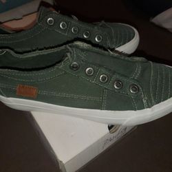 Blowfish Slip On Tennis Shoe Size 8