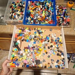 Big Lots Of Lego Minifigures And Accessories 600 Take All