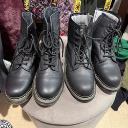 Like NEW! Worn once Doc Martins Women’s Size 8 Black