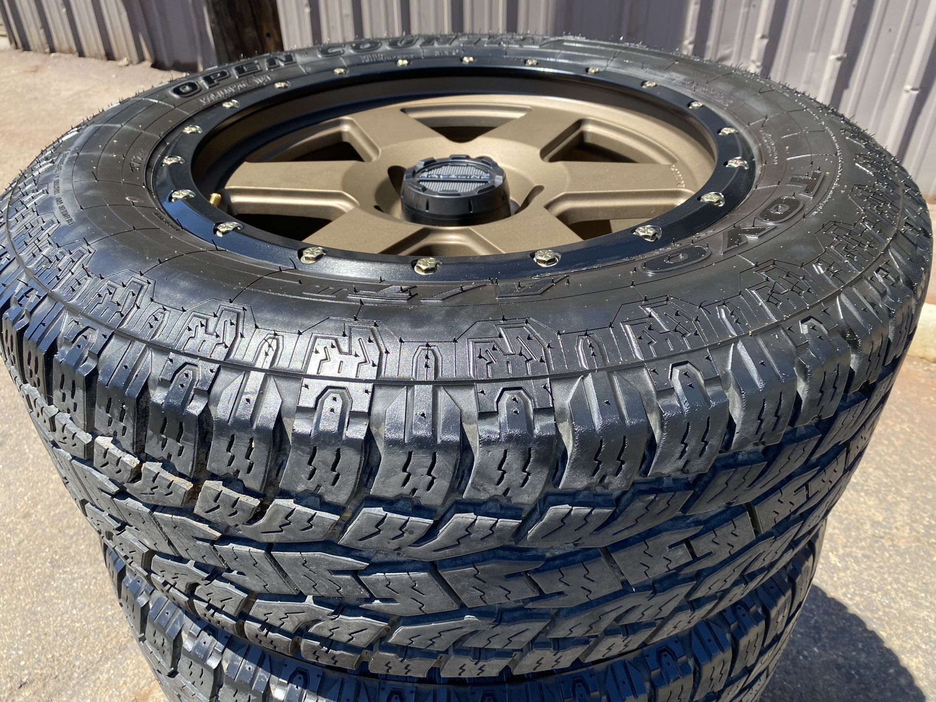 Llantas New Raceline de 20" y neumáticos Toyo 275/60R20 AT (patrón tundra de 5 orejetas 5x150)