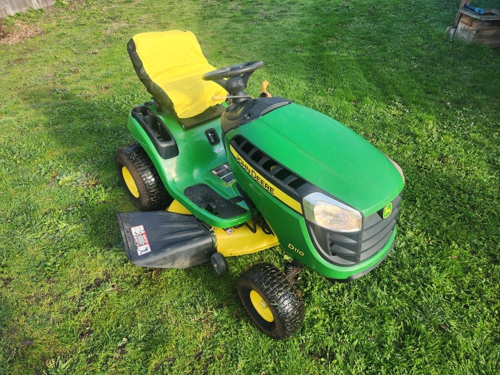 John Deere Riding Lawn Mower ** FREE DELIVERY **