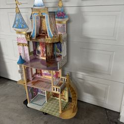 Princess 5ft H Play castle With A Bag Of Accessories In Great Condition And All Set Up! 