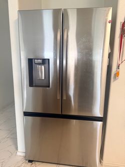 Samsung fridge only 6 months old but not working $300 pickup today