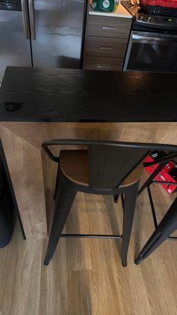 Kitchen table with 4 bar stools