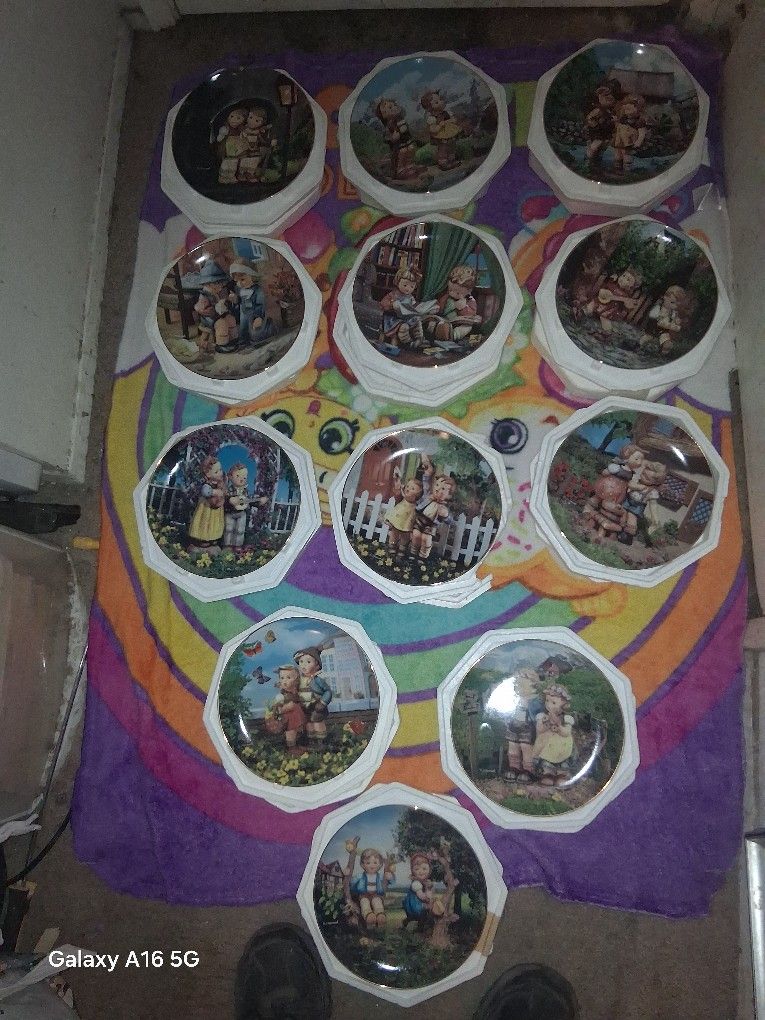 A set of twelve plates Hummle
