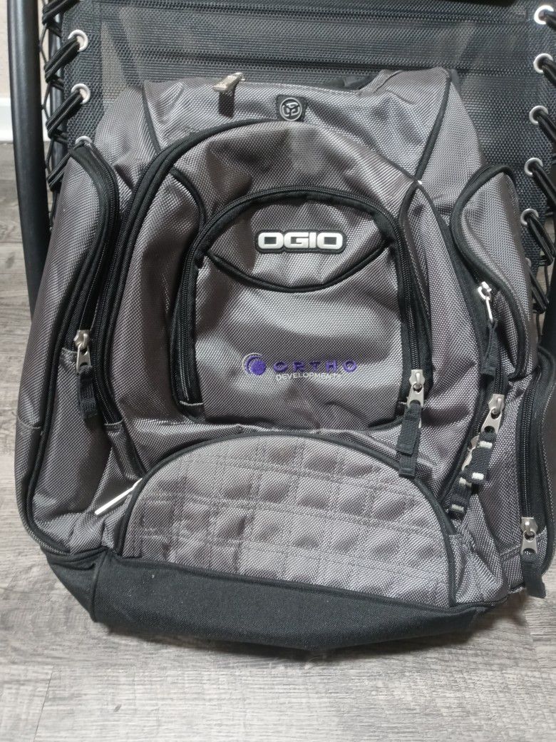 OGIO BACKPACK OGIO BACKPACK GRAY AND BLACK IN GOOD CONDITION