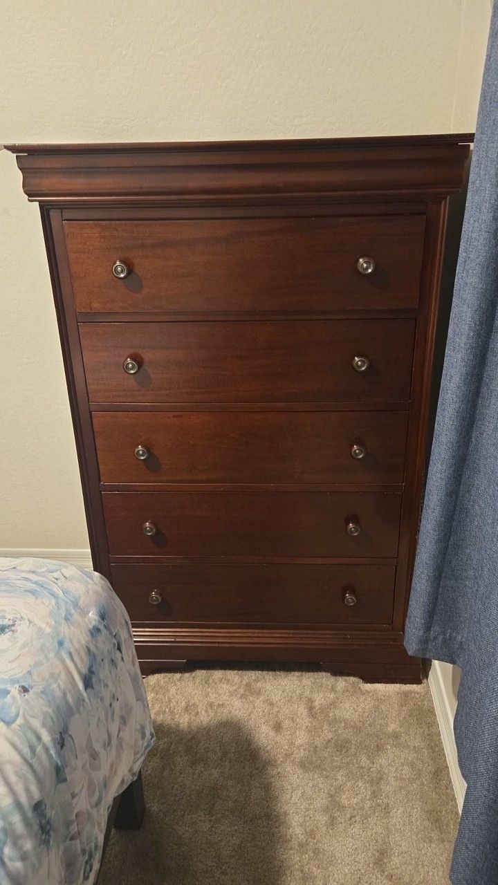 5 Drawer Dresser With Hiden Mirror And Velvet Lined Space For Jewelery