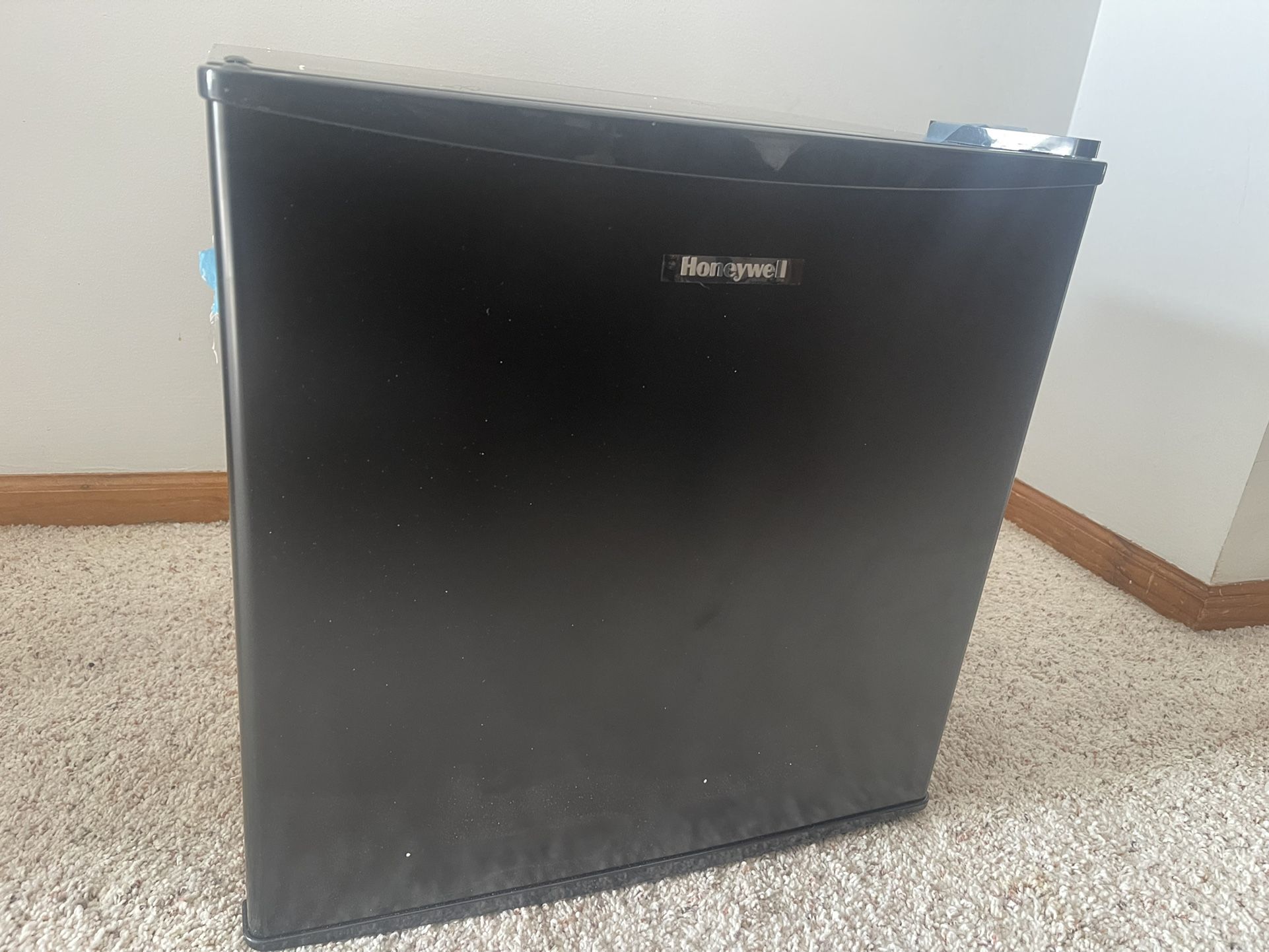 Honeywell 1.1 Cu Ft Deep Mini Freezer