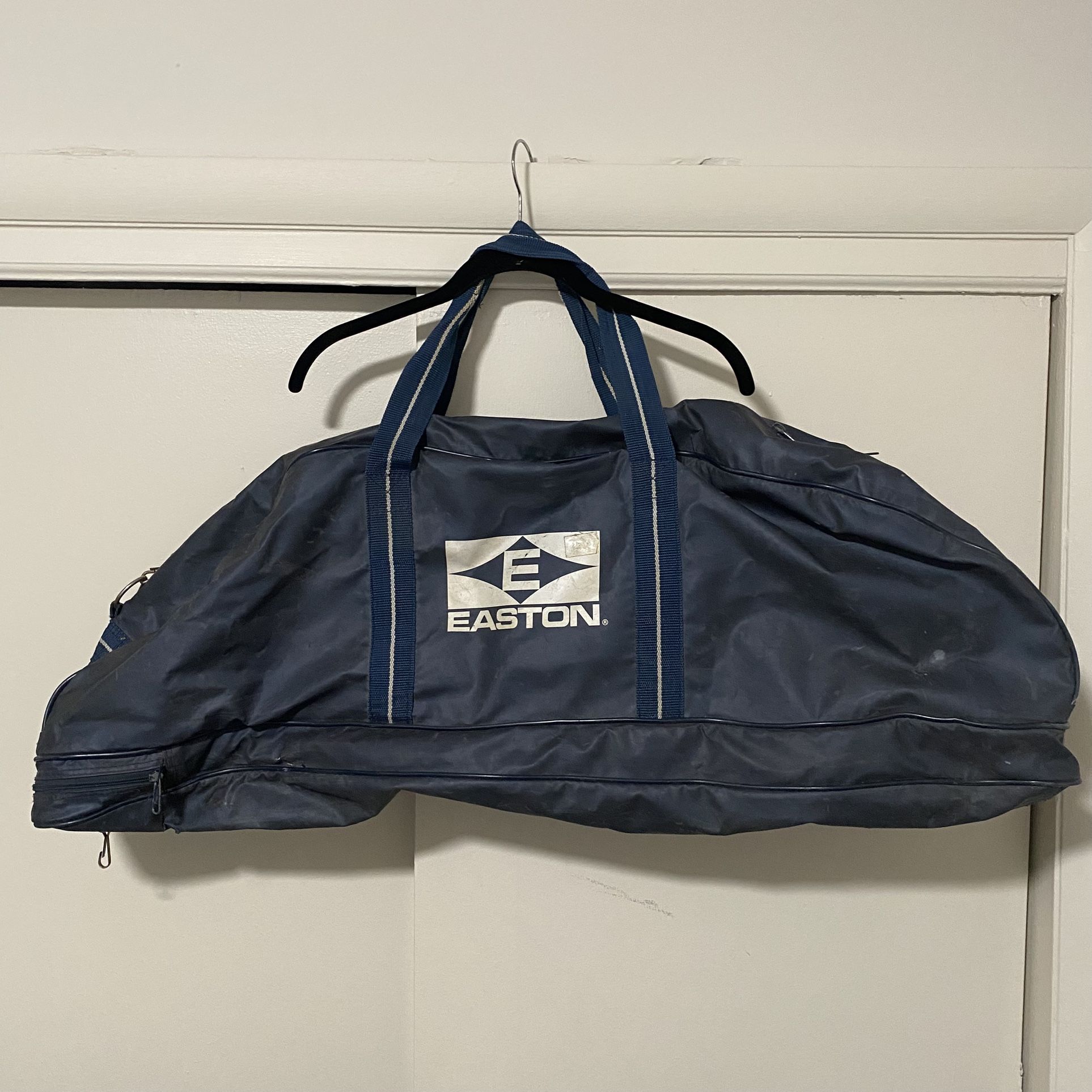 Vintage EASTON Baseball / Softball Bat Carry Bag Used. Some signs of wear. Still works great. Pick up available in Arlington VA by the Sheraton off o