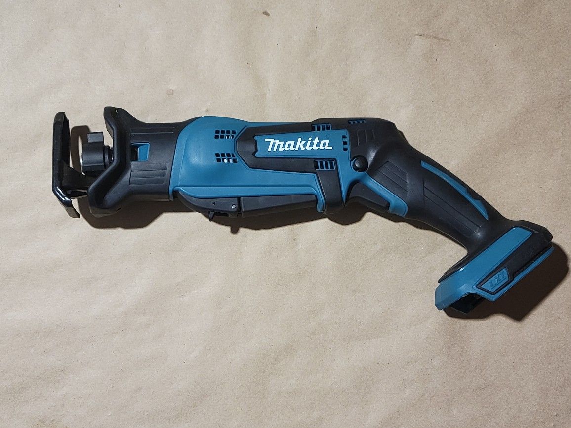 Makita
18V LXT Lithium-Ion Cordless Variable Speed Lightweight Compact Reciprocating Saw with Built-in LED