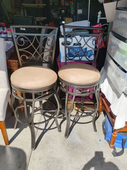 Real nice heavy bar stools swivel