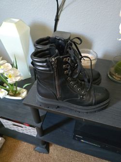 WOMENS BOOTS 7.5