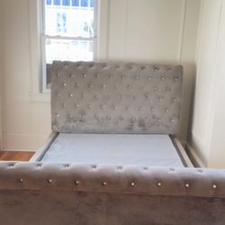 Hollywood Queen Gray Upholstered Sleigh Bed