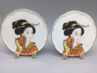 2 Geisha Kimono Saucer Plates W Stands Otagiri Japanese  Vintage Miniature  4"