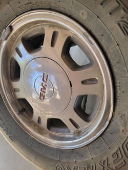 1999 GMC TRUCK/Suburban Tires & Wheels W/Caps 265/75/16