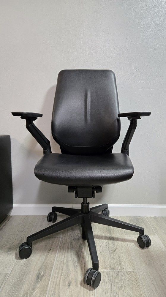 Like New Steelcase Gesture Black Leather Office Chair DESK Chair