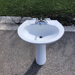 Pedestal sink