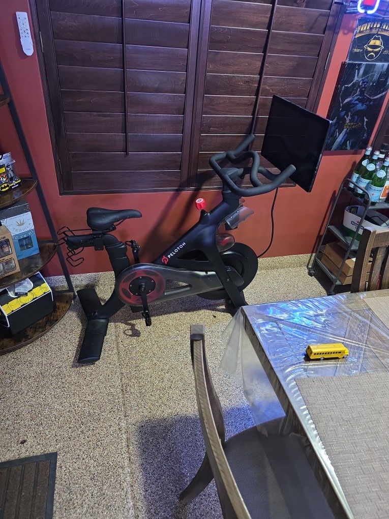 Peloton Bike -$1200 Obo