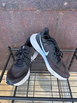 Nike Revolution 5 Sneakers