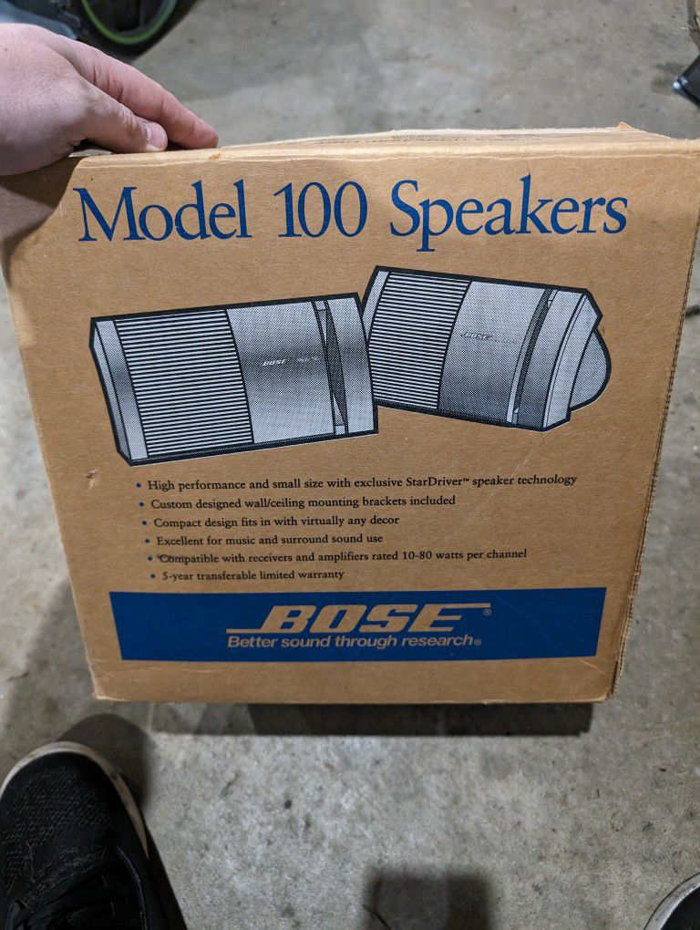 Bose Model 100 Speaker Set 