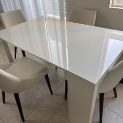 Dining expendable table with 4 chairs