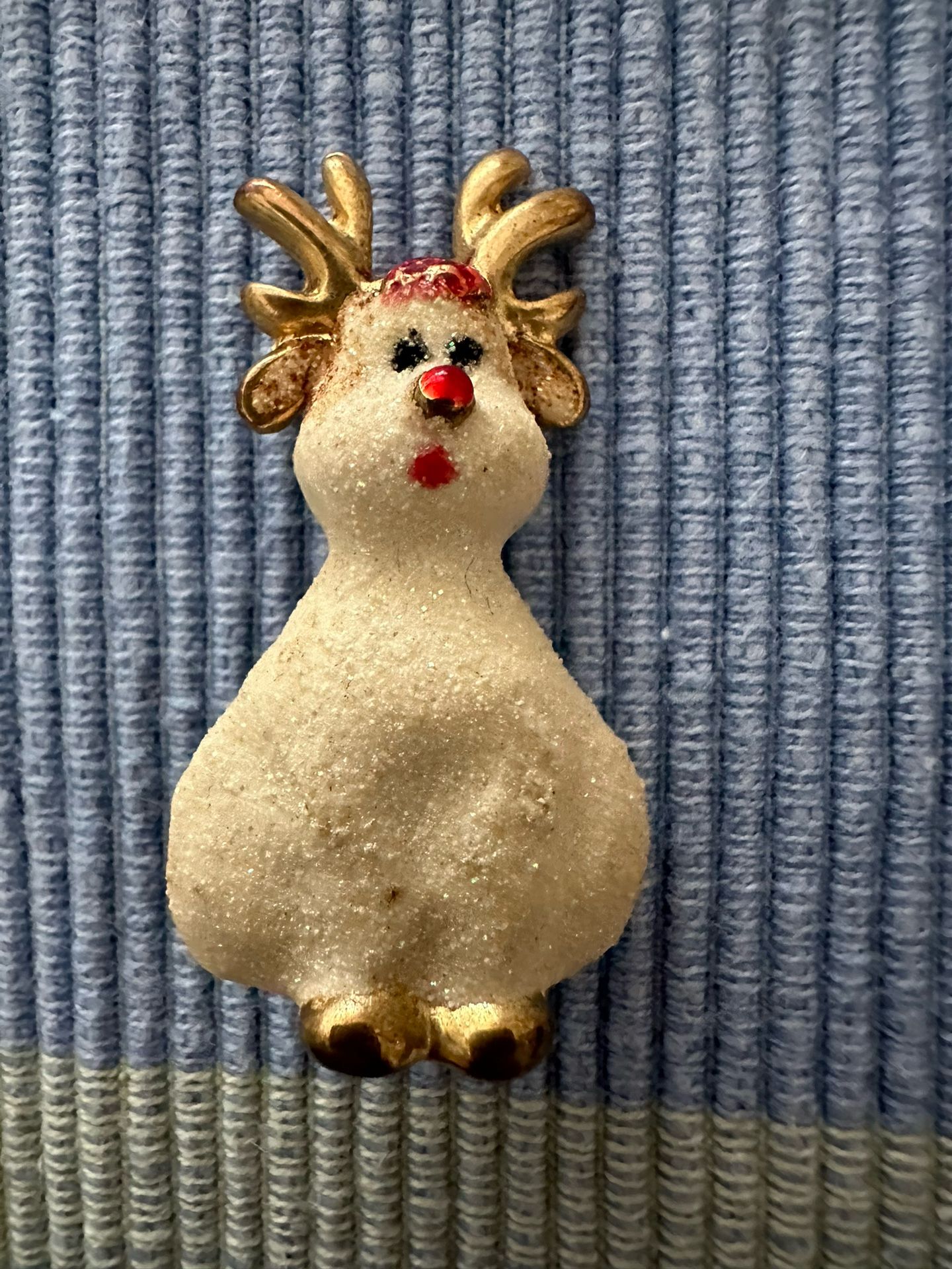 Retro Xmas Reindeer Pin. Lovely 