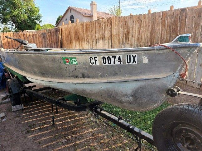 Aluminum fishing boat