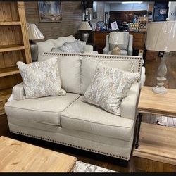 Linen Benchcraft Claredon Loveseat Couch 🌟🌟🌟 Fastest Delivery 👍 Best Quality And Best Price ✅