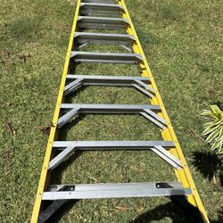 12 Ft Fiberglass Step Ladder 