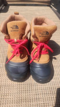 The North Face Kids Youth Chilkat boot ( practically NEW)