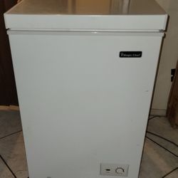 MagicChef Chest Freezer (White) 52 lbs.