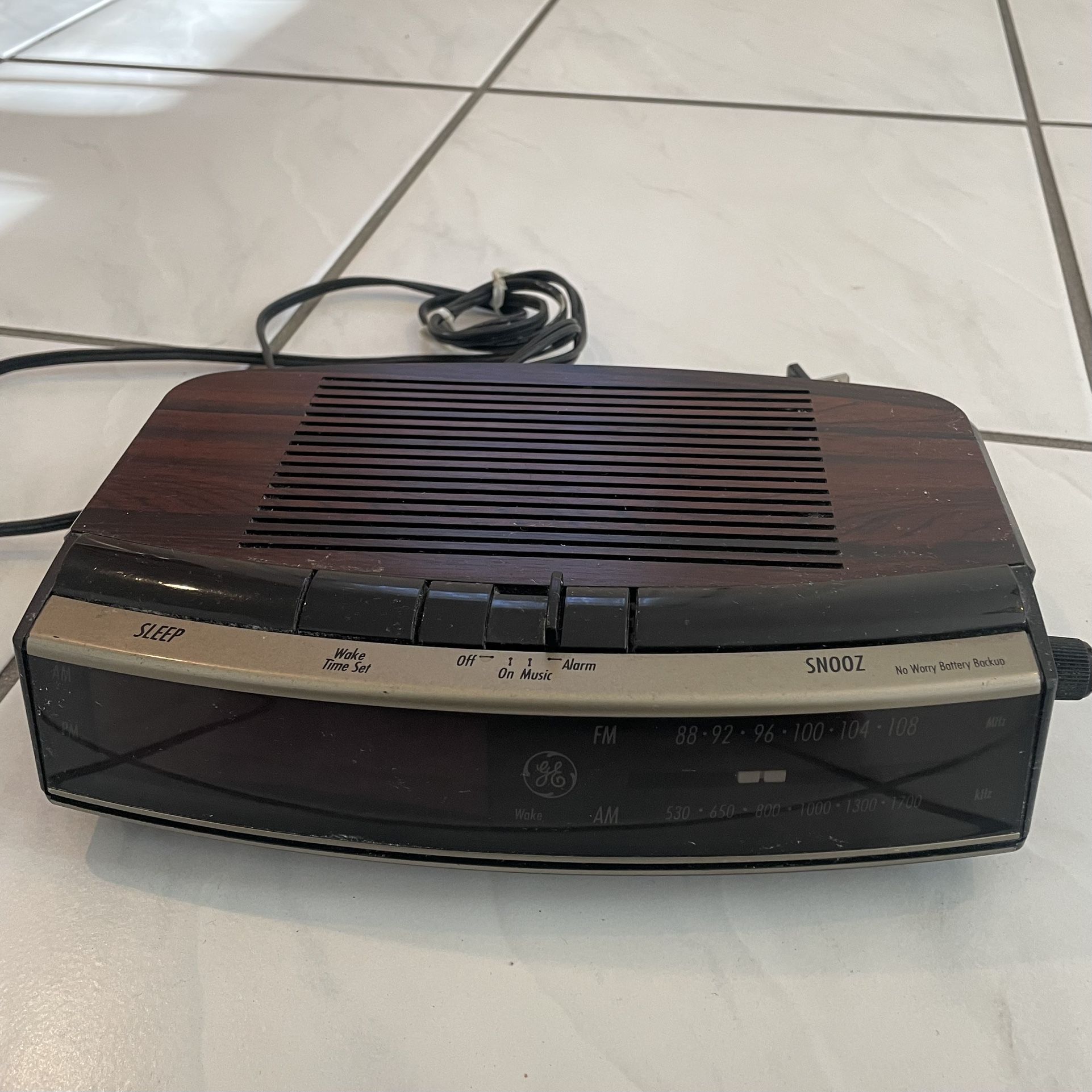 Vintage GE bedside Alarm Clock and AM FM radio