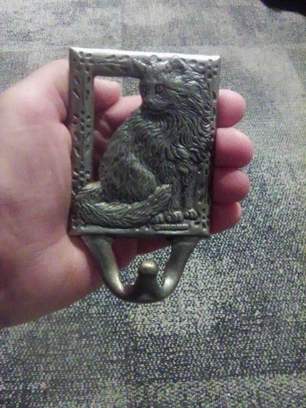 VINTAGE 1993 CARSON CAT HOOK