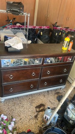 Dresser with mirror attachment