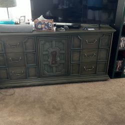 Stanley Vintage 9 Drawer Dresser, 2 Nightstands