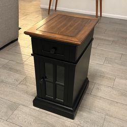 Like New Tresanti Nathaniel Chairside Table with Power