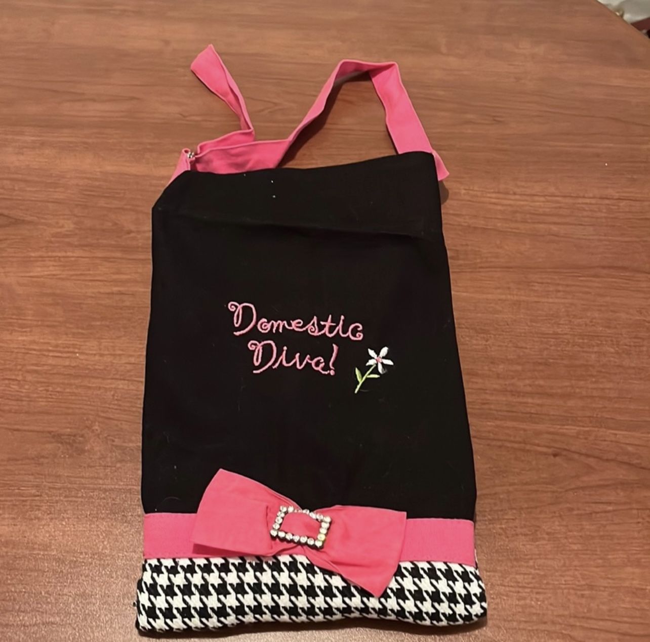 Domestic Diva Houndstooth Apron