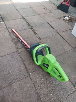 Electric  hedge trimmer  22  inches