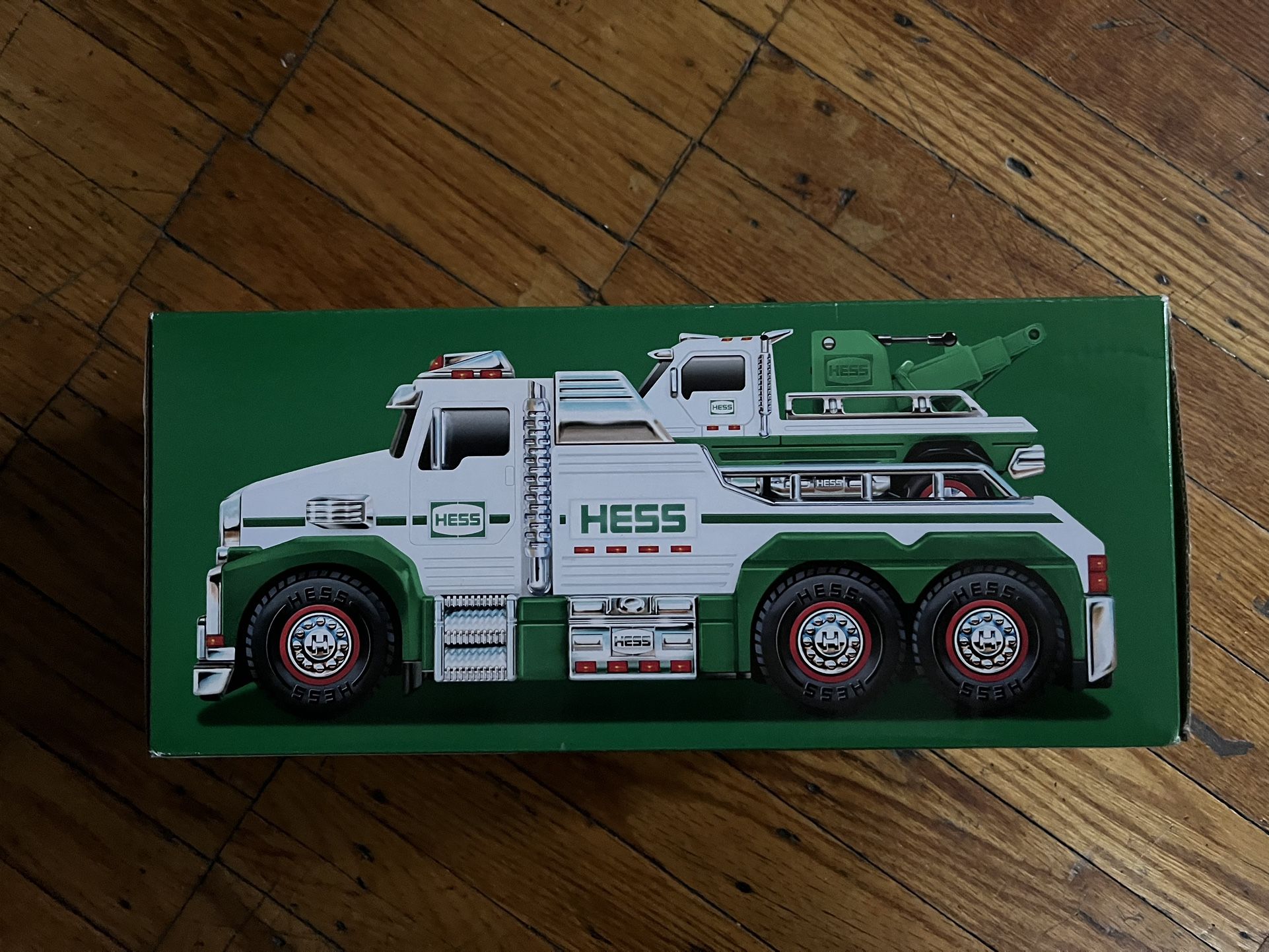 Hess Tow Truck With Rescue Team