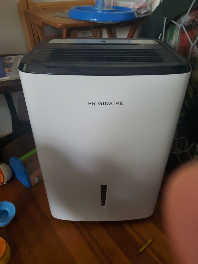 Frigidaire Dehumidifier FFAP5033W1