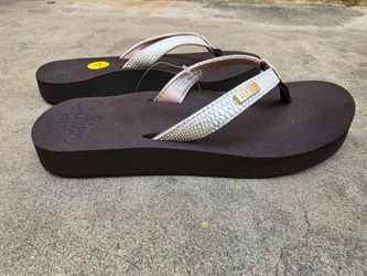Women's Reef Sandals (size 5)